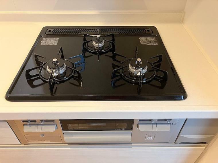 ダイニングキッチン ビルトインガスコンロは使用する調理器具を選びませんので、お料理の幅も広がります。