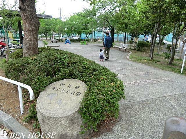 公園 加賀原ぎんなん公園 徒歩7分。四季の移ろいを感じる緑豊かな住環境です。