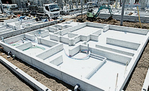 構造・工法・仕様 より丈夫な基礎を築く為、建物の荷重を地盤へ伝える「ベタ基礎」工法を採用しています。上部構造に等しい床面積を持つ基礎スラブで施工します。