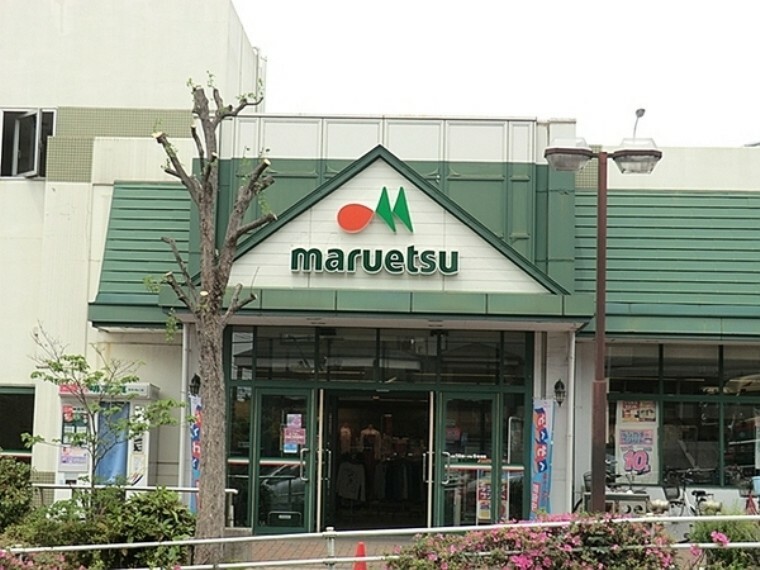 スーパー マルエツ名瀬店 営業時間:9時～21時 　1階は100円ショップや洋服屋さんなどがあり、地下はスーパーになっています。