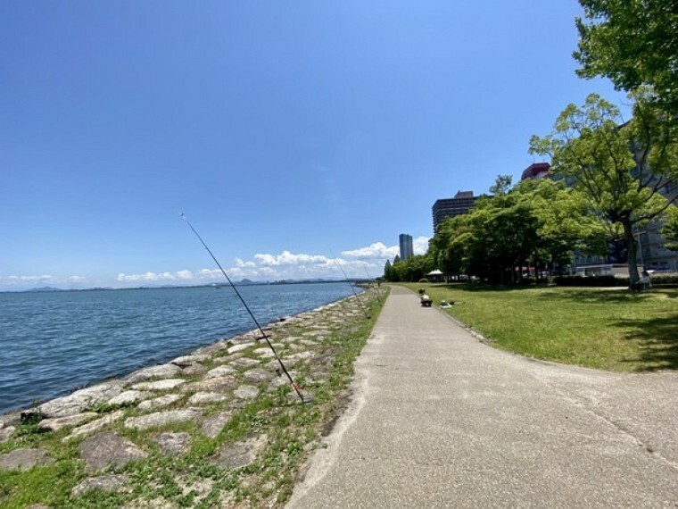 外観・現況 琵琶湖まで徒歩約2分 散歩・ジョギング・釣りなど楽しめる整備された湖畔公園です