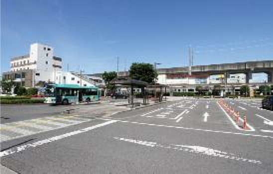 現地から740m～830m。　JR東北本線「西那須野」駅　西口、東口がありバスやタクシー乗り場、駐輪場もあります。（約830m・徒歩11分）