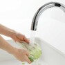 【タッチレス水栓】  触らずにサッと水を出せるタッチレス水栓。お料理中もスムーズに手洗いができ、水栓まわりを汚さないのでお掃除ラクラク。スタイリッシュなデザインで、キッチンを彩ってくれます。