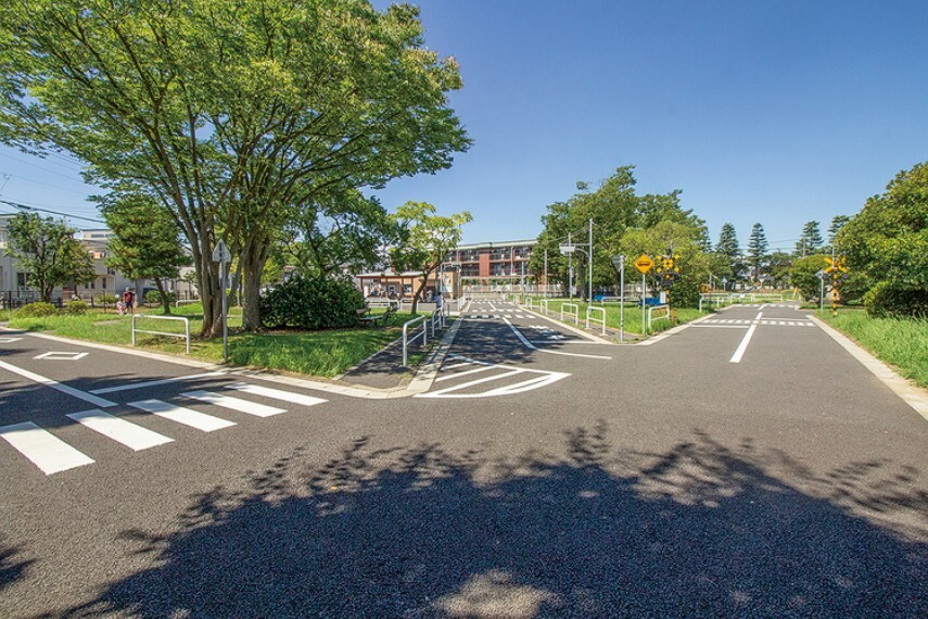 公園 市川児童交通公園  正しい自転車の乗り方や交通ルールを学び、交通事故を防ぐことを目的としている公園です。小学生以下の児童を対象に、自転車や足踏み式ゴーカートを貸し出しています。（現地より徒歩8分）
