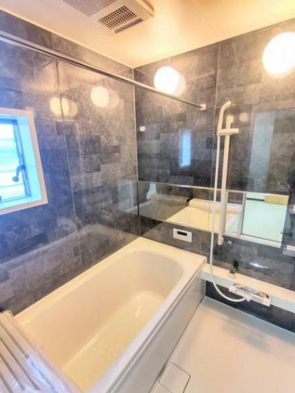 浴室 【リフォーム済/即入居可】ハウステック製の新品のユニットバスを設置しました。心地よい入浴を可能にした形状の浴槽は安全面を考慮し床に凹凸が付いています。浴槽はスマートラインバスで包み込まれるような快適さと、大幅な節水を実現しました。またI形握りレバーで浴室内での様々な動作をサポートします。