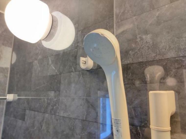 浴室 【リフォーム済/即入居可】ハウステック製ユニットバスのエアインシャワーは、温水に空気を含ませることで、浴び心地のよさはそのままに、大幅な節水ができます。