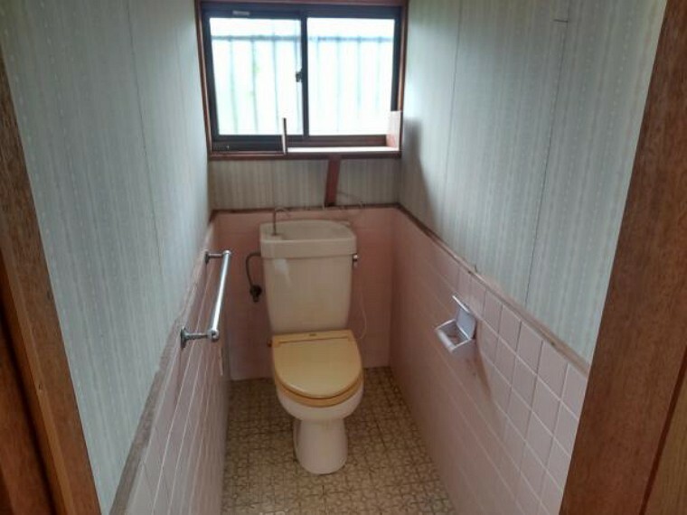 トイレ 【リフォーム前写真】トイレは場所を移設して新品のトイレに交換予定です。