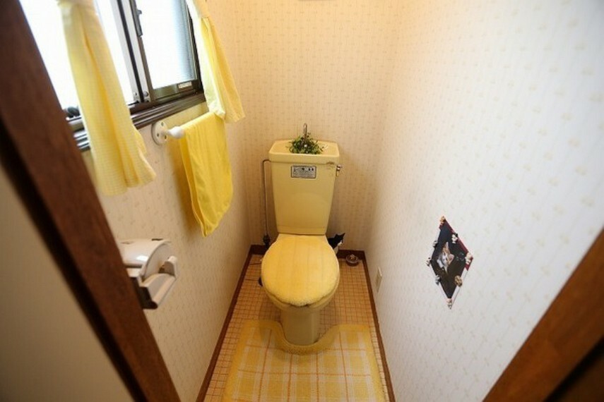 トイレ トイレもシンプルながら使いやすいトイレで、中には窓も有るため電気を付けなくても明るい空間です。