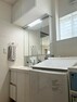 キッチン 三面鏡・収納付きの独立洗面台です