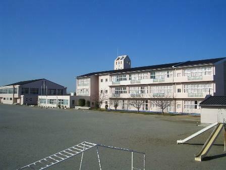 松ヶ丘小学校（約340m）