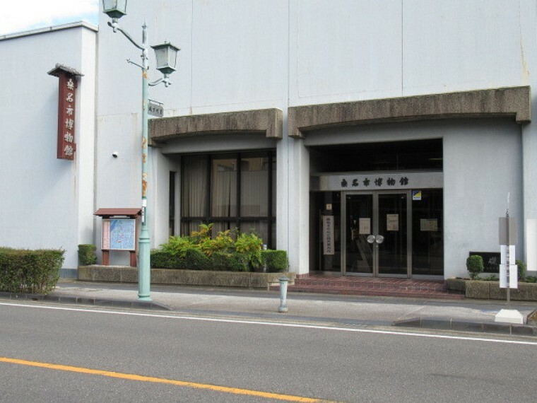 【桑名市博物館】 1階に特別展や企画展を開催する企画展示室とギャラリーを設け、2階には壁取付型エアタイトケースを有する展示室と、文献資料室があります。