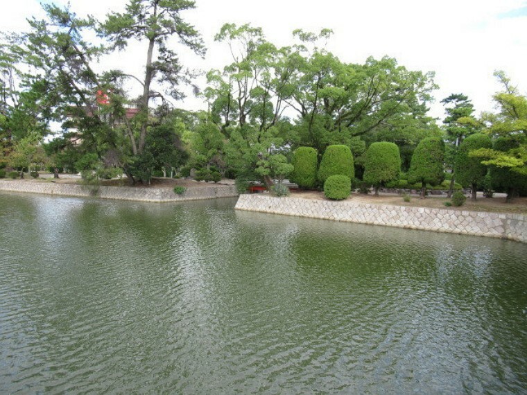 公園 【九華公園】桑名市吉之丸にある公園。桜つつじ、花菖蒲の名所として知られ、桑名市民の憩いの場として親しまれている。