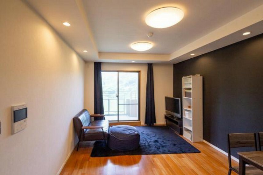 居間・リビング 高級感のある折り上げ天井のリビング（配置してある家具や小物は販売価格には含まれておりません）