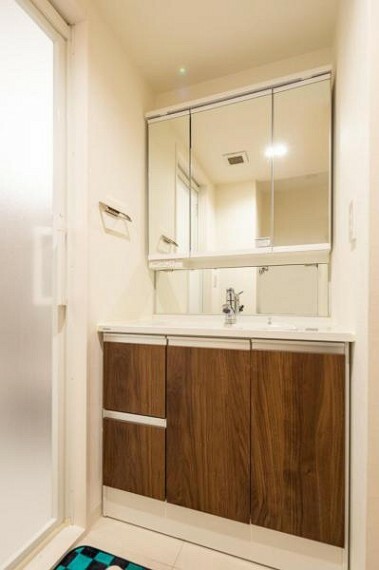 洗面化粧台 裏側が収納の三面鏡つきの洗面化粧台　シャワー水栓も便利です