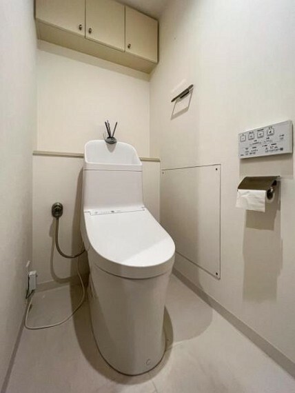 トイレ 吊戸棚収納がありスッキリとしたトイレ（配置してある家具や小物は販売価格には含まれておりません）