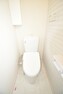 トイレ 【同社施工例】 2箇所あるトイレは快適な温水洗浄便座付き