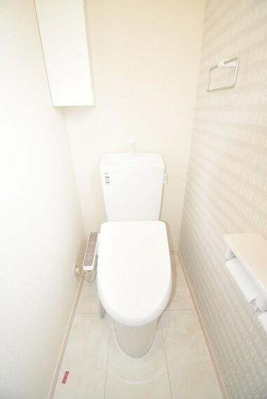 トイレ 【同社施工例】 2箇所あるトイレは快適な温水洗浄便座付き