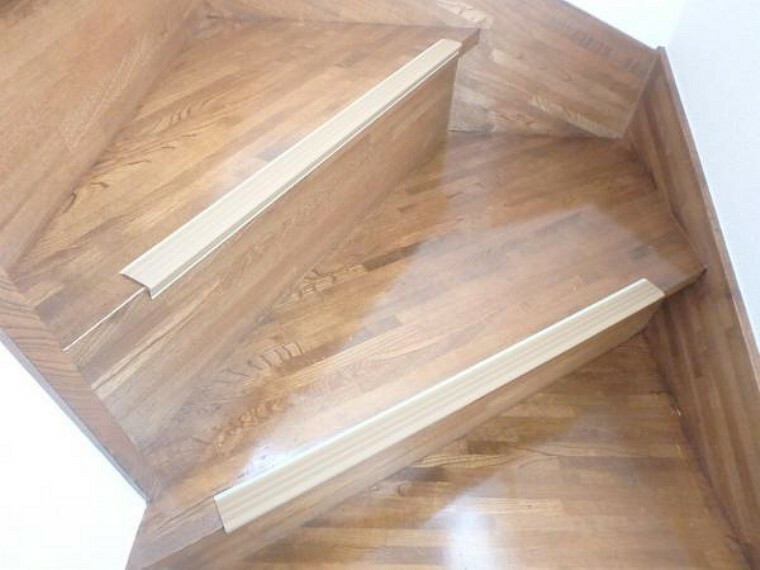 【同仕様写真】安全性を考え、階段の床には新しく滑り止めをつける予定です。事故の起こりやすい階段の昇降を、より安全にできるように最大限配慮します。細かいところまで気を抜かずリフォームする住宅です。