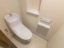 トイレ 【リフォーム済】トイレは天井・壁のクロスを貼り替え床を水に強くお手入れしやすいクッションフロア貼りにしました。LIXIL製の温水洗浄付き便器に交換も行い清潔に仕上げています。