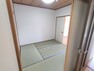 和室 【リフォーム済】和室の別角度です。壁天井のクロスと襖を張り替えました。廊下側からも出入り可能となっております。