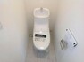 トイレ 白を基調とし清潔感をデザインしたトイレ空間です。使い心地もしっかり追求した先進のトイレを搭載しております。【施工例写真】