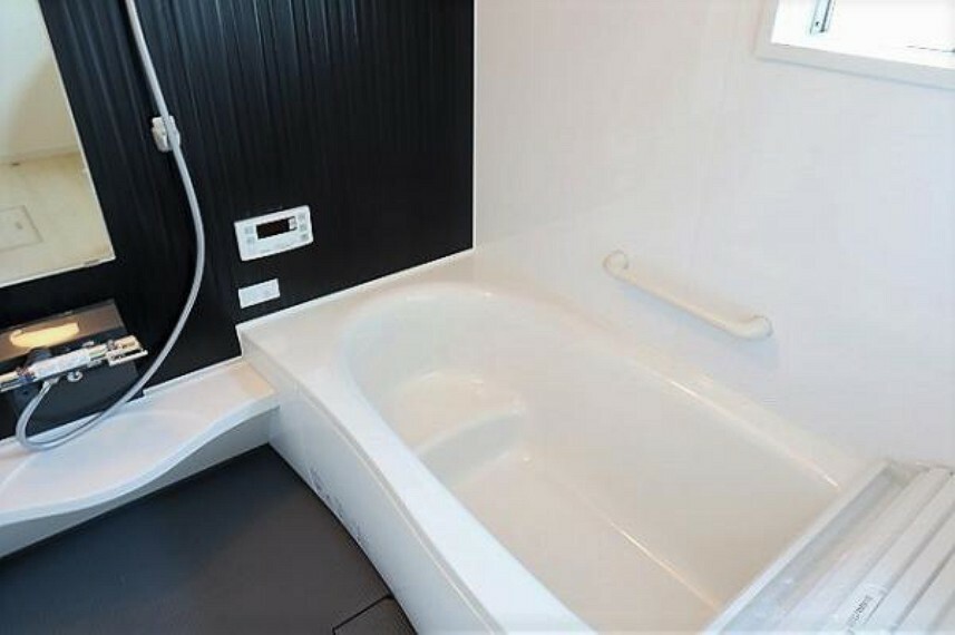 同仕様写真（内観） ＼同仕様写真/浴槽は環境にやさしい節水タイプを採用。浴槽内ステップで半身浴や親子入浴も楽しめるので、毎日のバスタイムをエコで素敵に演出してくれる小窓付きの浴室です