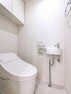 トイレ ホワイトカラーを基調とし、清潔感のある空間に仕上がりました。人気のウォシュレットタイプを採用