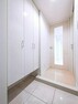 玄関 住まいの第一印象を決める玄関スペース。「白」を基調として清潔感ある明るい空間に仕上げました。
