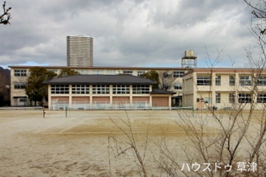 中学校 【皇子山中学校】京阪大津京駅まで徒歩5分、JR大津京駅まで徒歩7分の場所に立地しています。