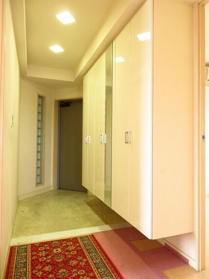 玄関 足元に空間のある玄関収納は空間をより広く感じさせてくれますね。（2022年6月21日撮影）