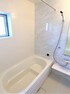 浴室 浴【施工例】室は1坪タイプで親子一緒に入浴しても広くご利用できます！ステップ付きの浴槽は節水効果も。