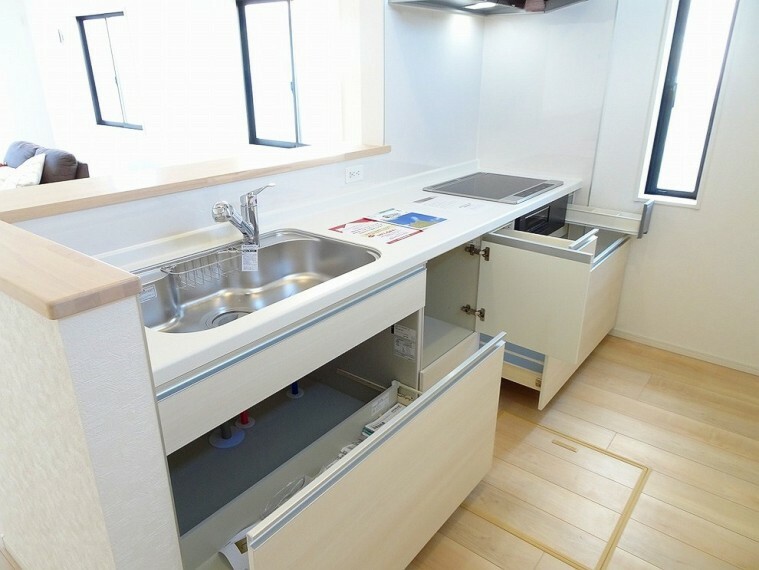 キッチン 人工大理石付きトップボード付き、浄水器付きのシステムキッチンです　採光や換気の取入れに便利な窓付きです
