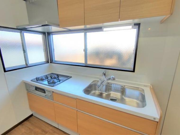 【リフォーム済】キッチンはハウステック製のシステムキッチンに新品交換しました。天板は熱や傷にも強い人工大理石仕様なので、毎日のお手入れが簡単です。
