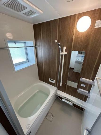 【リフォーム済】浴室はハウステック製の新品のユニットバスに交換しました。スイッチひとつで追い焚き、足し湯、通話ができるお風呂リモコンを設置。快適なバスタイムを堪能してください。