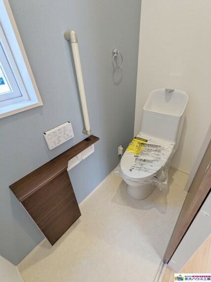 トイレ トイレは窓付きで換気が簡単！収納棚もあるためストックのトイレットペーパーや掃除用具などむもスッキリ収納可能！