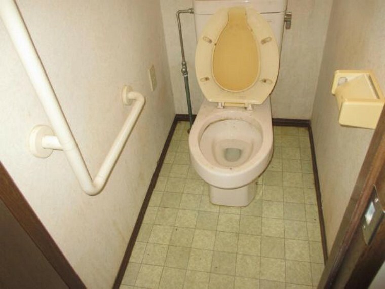 トイレ 【リフォーム前写真】既存のトイレを撤去し、新品のウォシュレット付きトイレに変更予定。天井・壁のクロスを貼替、床はクッションフロアーで仕上げる予定です。