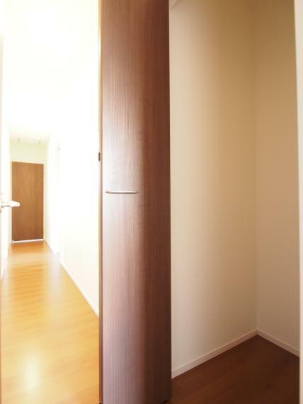 収納 2階廊下収納。普段使わない季節物や季節家具などの収納に最適です。