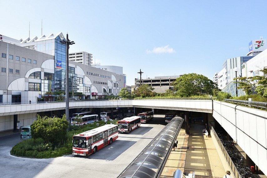 現地から3750m～3900m。　地下鉄南北線　泉中央駅　車で6分　仙台市営地下鉄南北線北端のターミナル駅です。バスプール・タクシー乗り場が併設され、周辺には飲食店やスーパーもあります。（約3,900m・徒歩49分）