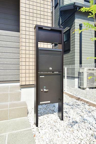 現況外観写真 便利な宅配ボックス付きの門柱を採用（9号地 モデルハウス）