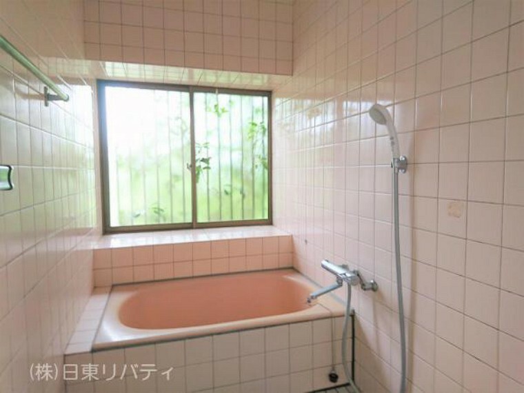 浴室 浴室は窓があり、しっかり換気ができます。