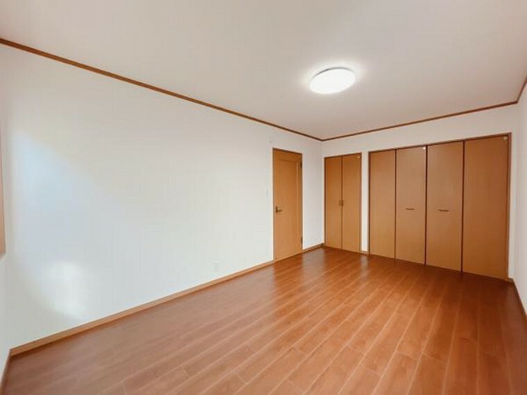 収納 【リフォーム済】2階洋室は全室クローゼット付きで6畳以上ございます。二面採光なので明るい洋室です。うち2部屋は南向きのため日当たりも良いですね。