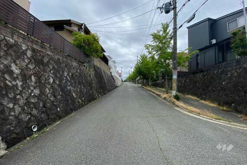 現況写真 物件の南東側前面道路（南側から）［2022年6月15日撮影］