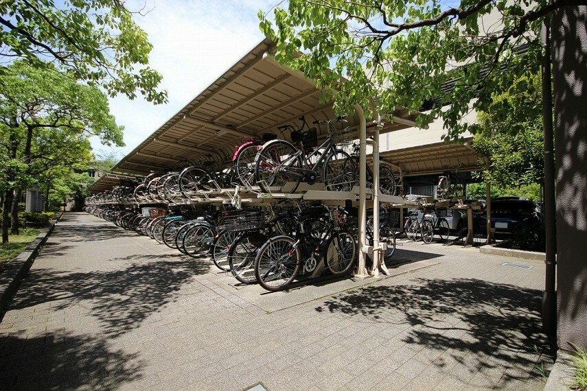 駐輪場 駐輪場があると自転車を自由に出し入れ出来るので便利。屋根付きで雨にさらされる心配もありません。