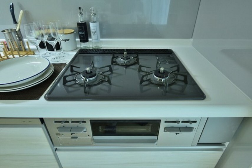 キッチン 三口は、炒め物などに適した強火力の「大バーナー」と天ぷらと煮物などに適した「標準バーナー」、奥にある弱火の「小バーナー」の3種類のバーナーが搭載されています。