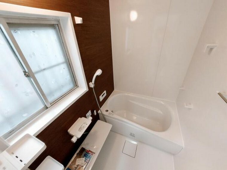 浴室 窓があり換気のしやすいバスルーム