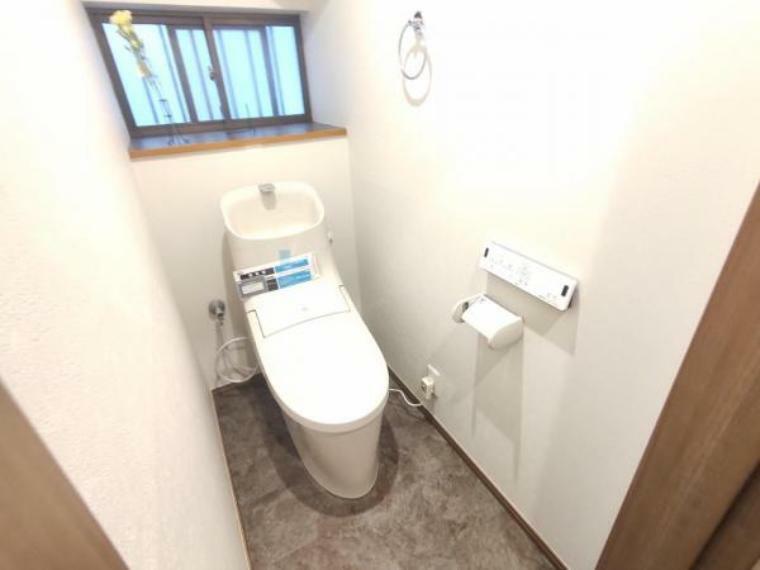 トイレ 【リフォーム済】トイレはLIXIL製の温水洗浄機能付きに新品交換しました。キズや汚れが付きにくい加工が施してあるのでお手入れが簡単です。直接肌に触れるトイレは新品が嬉しいですよね。