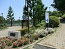 公園 岡村公園 約150本の梅が植えられ、散策路も設けられています。野球場やテニスコートもあり、夜景スポットとしても有名な公園です。