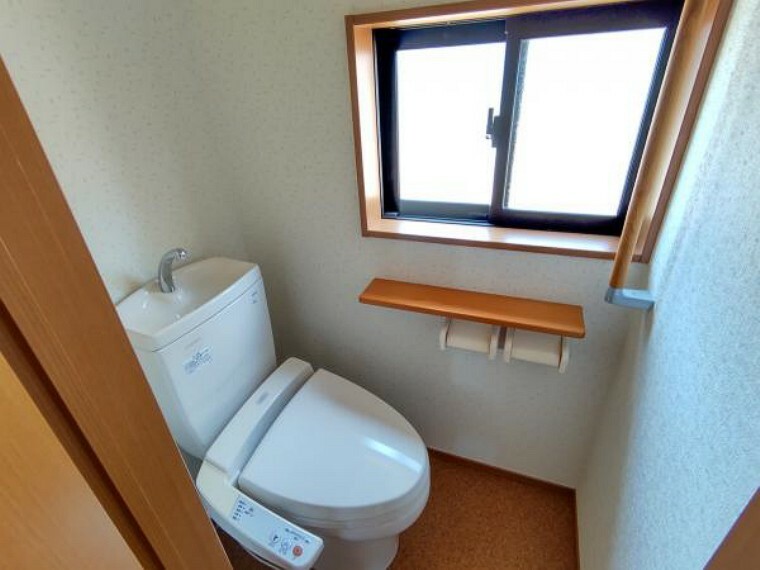 トイレ 【2階トイレ】2階にもトイレはあります。忙しい朝に取り合いにならずにすみますね。天井・壁クロス張替済。