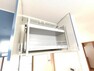 収納 【収納】キッチンの吊り戸棚は一つは昇降式です。背伸びしなくても高いものに手が届くのは嬉しいポイントです。