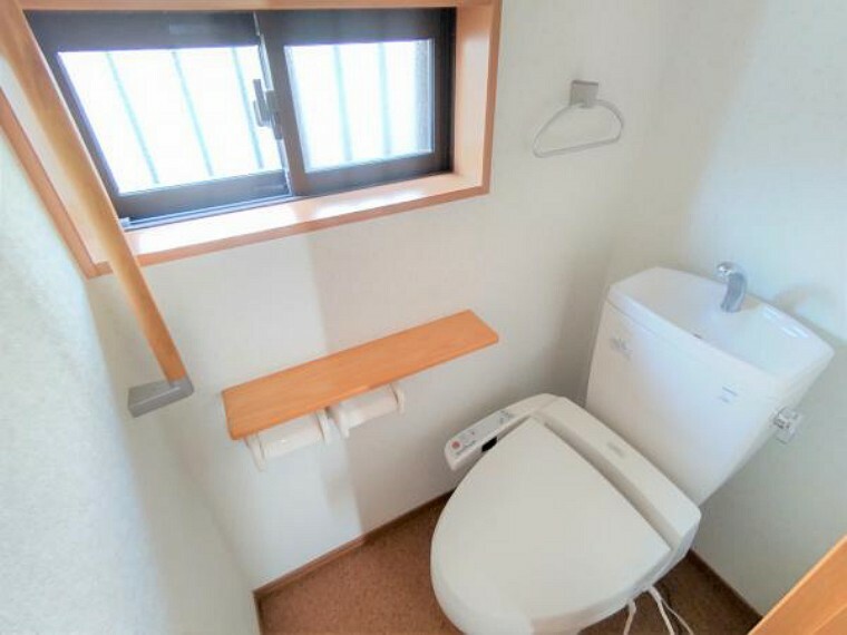 トイレ 【トイレ】温水洗浄機能付きトイレです。窓があるので明るいです。天井・壁クロス張替済